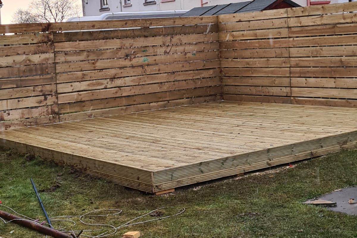 Timber deck inside a new horizontal slatted fence