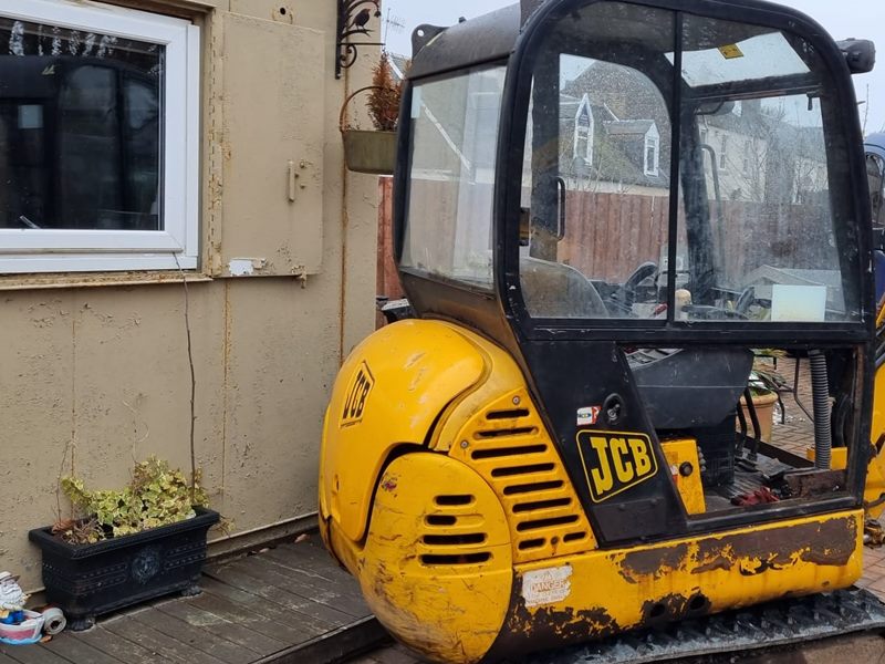 Mini digger on a monoblock drive